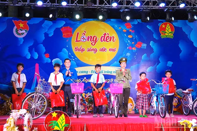 Lãnh đạo Tỉnh đoàn và Công an tỉnh Đồng Tháp trao xe đạp tặng thiếu nhi có hoàn cảnh khó khăn xã Gia Thuận. (Ảnh: HỮU NGHĨA)