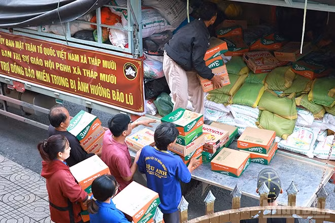 Ủy ban Mặt trận Tổ quốc Việt Nam và các tổ chức chính trị-xã hội xã cùng Ban Trị sự Phật giáo Hòa Hảo xã Tháp Mười vận chuyển quà lên xe hỗ trợ đồng bào miền trung.