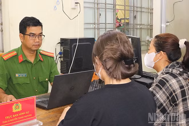 Chị L.T.A.N. và con gái tại cơ quan công an.