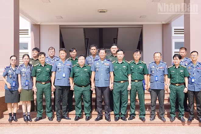 Đoàn chụp ảnh lưu niệm cùng Bộ Chỉ huy Hiến binh tỉnh Prey Veng.