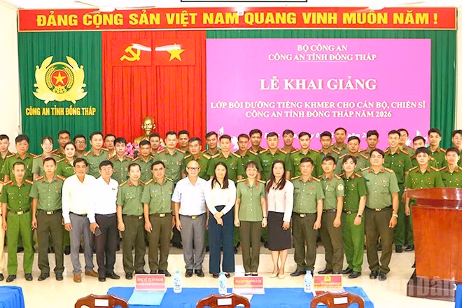 Đại biểu và học viên tại buổi Lễ khai giảng lớp bồi dưỡng tiếng Khmer năm 2026. (Ảnh: Công an Đồng Tháp cung cấp)