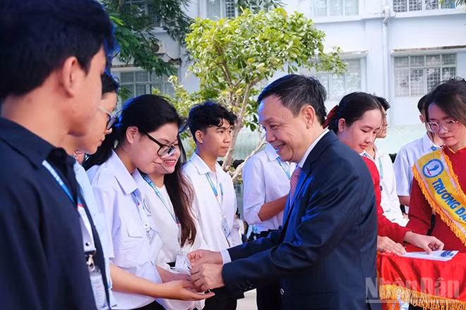 Đồng chí Phan Văn Thắng, Phó Bí thư Thường trực Tỉnh ủy, Chủ tịch Ủy ban Mặt trận Tổ quốc Việt Nam tỉnh Đồng Tháp trao học bổng tặng sinh viên. (Ảnh: HỮU NGHĨA)
