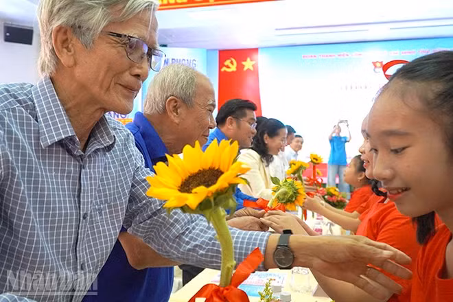 Thiếu nhi tặng hoa tri ân các thế hệ cán bộ đoàn.