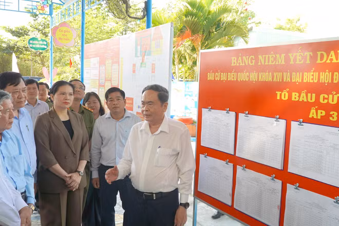Đồng chí Trần Thanh Mẫn, Ủy viên Bộ Chính trị, Chủ tịch Quốc hội, Chủ tịch Hội đồng Bầu cử quốc gia và Đoàn công tác giám sát, kiểm tra công tác bầu cử đại biểu Quốc hội khóa XVI và đại biểu Hội đồng nhân dân các cấp nhiệm kỳ 2026-2031 tại xã Trường mầm non Ba Sao, tỉnh Đồng Tháp. (Ảnh: HỮU NGHĨA)
