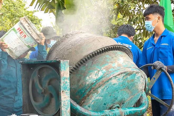 Lực lượng thanh niên tình nguyện ra quân làm đường bê-tông tại xã Tân Dương, tỉnh Đồng Tháp.