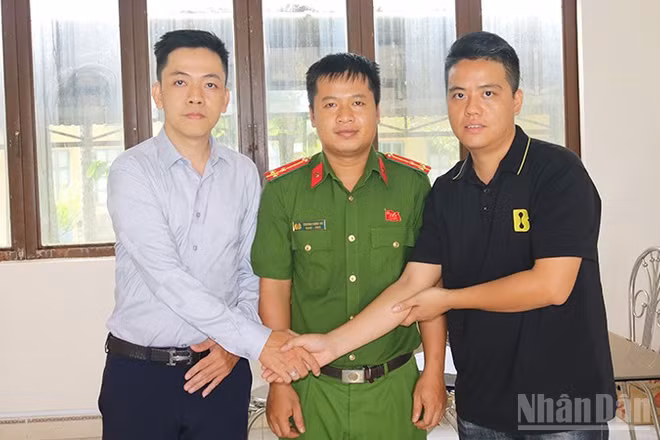 Anh Bùi Văn Bắc (áo đen) và anh Lê Ngọc Khải tại cơ quan công an.