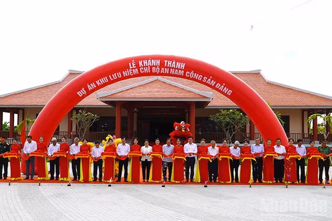 Đại biểu thực hiện nghi thức khánh thành Khu lưu niệm Chi bộ An Nam Cộng sản Đảng.