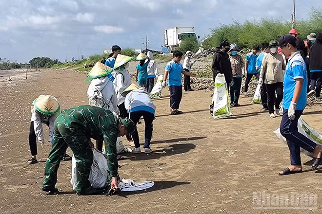 Đoàn viên, thanh niên xã Gò Công Đông thực hiện mô hình “Làm sạch biển”.