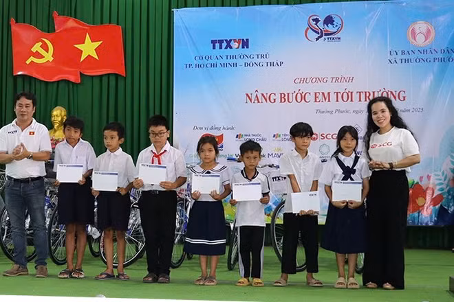 Chương trình "Nâng bước em đến trường" trao học bổng, xe đạp tặng học sinh có hoàn cảnh khó khăn tại Đồng Tháp ngày 20/9.