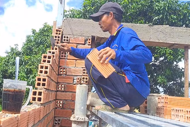Thành viên Tổ cất nhà tình thương số 2, xã Định Yên, huyện Lấp Vò xây nhà cho người nghèo.