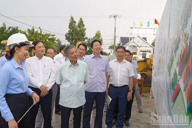 Đoàn công tác khảo sát dự án thi công Trường phổ thông nội trú tiểu học và trung học cơ sở Thường Phước, xã Thường Phước. (Ảnh: HỮU NGHĨA)