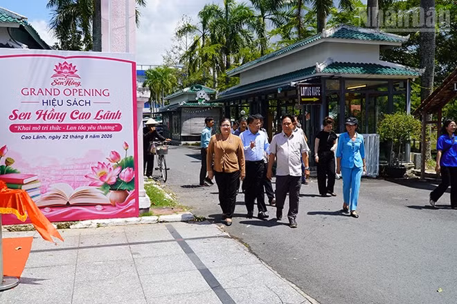 Đại biểu và người dân tham quan Đường sách Cao Lãnh. (Ảnh: HỮU NGHĨA)