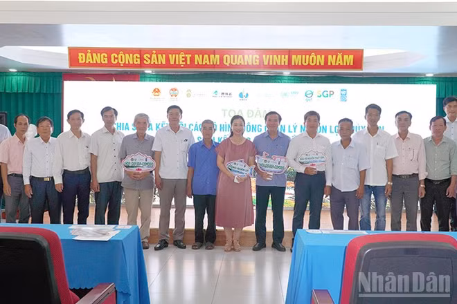 Đại biểu cùng các Tổ trưởng Tổ Cộng đồng bảo vệ, tái tạo và phục hồi nguồn lợi thủy sản tại buổi tọa đàm. (Ảnh: HỮU NGHĨA)