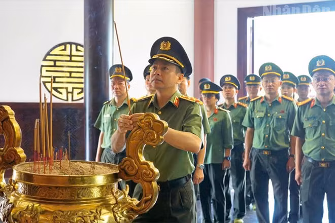 Đoàn công tác viếng và thắp hương Đền thờ Cụ Phó bảng Nguyễn Sinh Sắc.