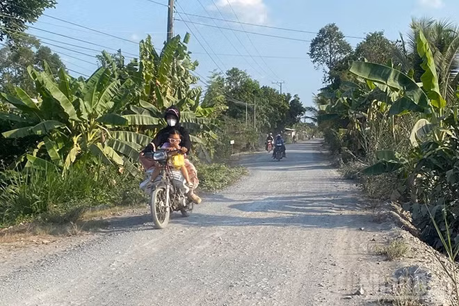 Tuyến đường tạm dừng thi công thời gian dài gây bụi, ảnh hưởng việc đi lại của bà con nhân dân.