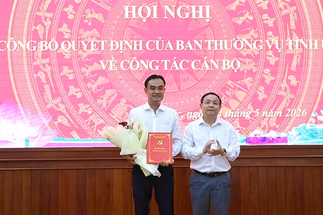 Phó Bí thư Thường trực Tỉnh ủy, Chủ tịch Ủy ban Mặt trận Tổ quốc Việt Nam tỉnh Đồng Tháp Phan Văn Thắng trao quyết định và tặng hoa chúc mừng Bí thư Đảng ủy phường Sa Đéc Nguyễn Văn Vũ Minh.