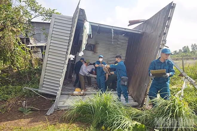 Hỗ trợ hộ gia đình khắc phục hậu quả thiên tai tại xã Long Phú Thuận.