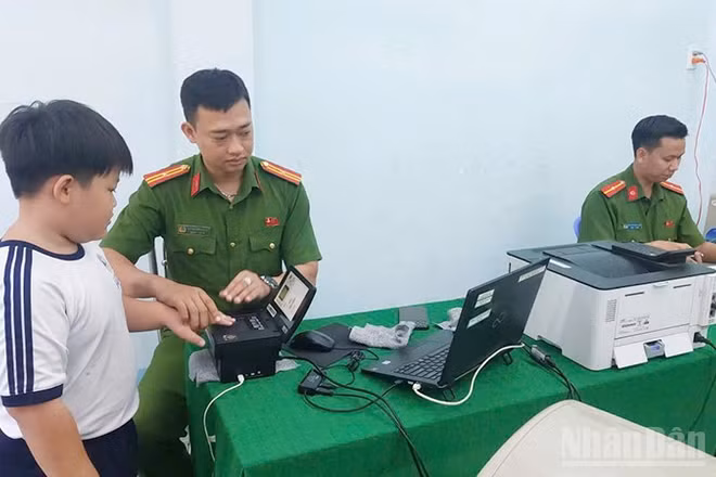 Công an phường Cao Lãnh, tỉnh Đồng Tháp phối hợp các tổ chức chính trị-xã hội thu nhận hồ sơ tại các điểm trường tiểu học trên địa bàn.