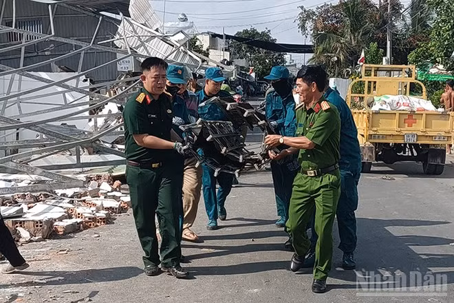 Hỗ trợ người dân khắc phục hậu quả do dông lốc.