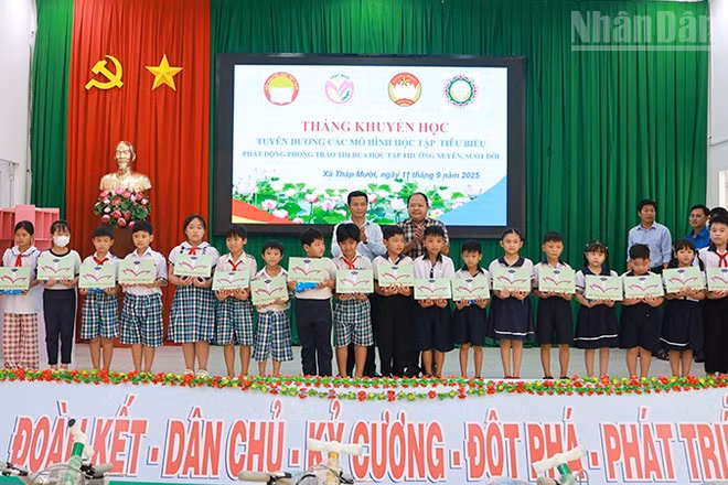 Công ty Trách nhiệm hữu hạn một thành viên Xổ số kiến thiết Đồng Tháp cùng lãnh đạo xã Tháp Mười trao học bổng tặng học sinh.