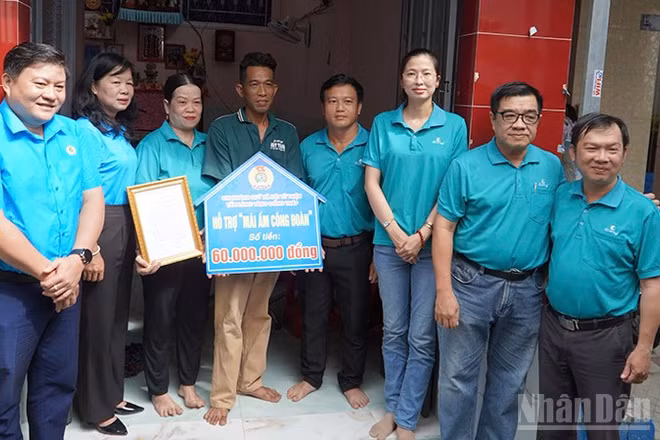 Liên đoàn lao động tỉnh Đồng Tháp phối hợp Cỏ May Sa Đéc trao nhà tặng công đoàn viên khó khăn trong chương trình "Mái ấm Công đoàn".