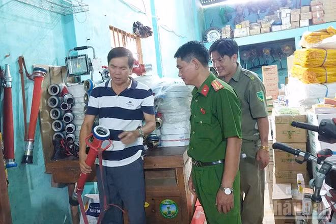 Ông Hai Nùng giới thiệu trang thiết bị chữa cháy tự mua sắm. (Ảnh: Công an Đồng Tháp)