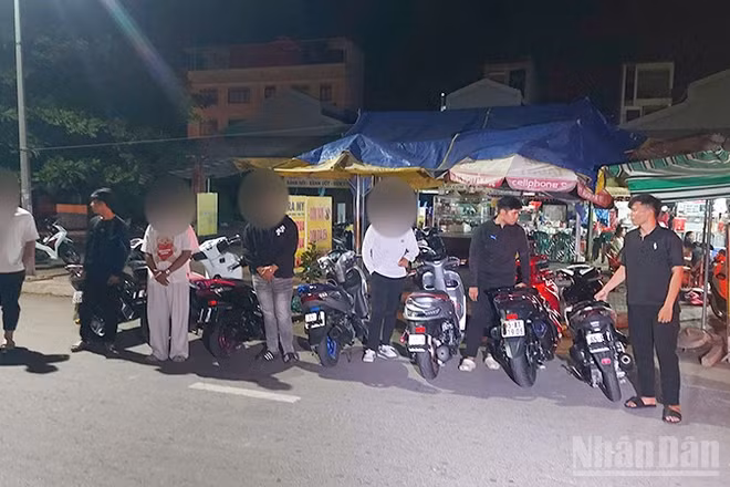 Nhóm thanh thiếu niên che biển số xe.
