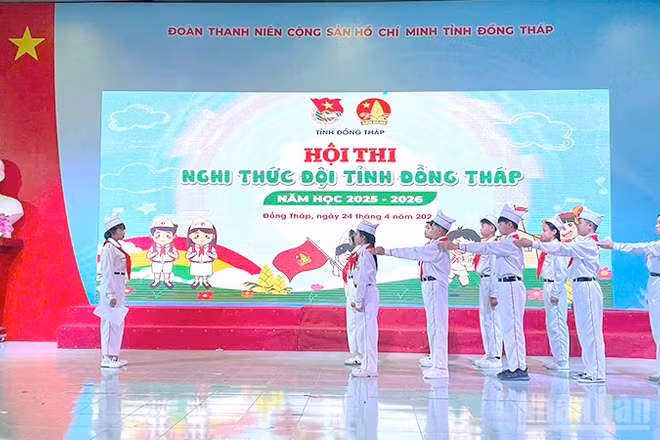 Thí sinh tham gia phần thi thực hành nghi thức Đội.