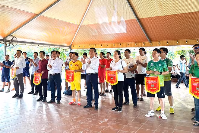 Ban tổ chức trao cờ lưu niệm cho các đội tham dự hội thao.