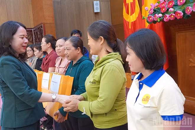 Phó Chủ tịch nước Võ Thị Ánh Xuân trao quà tặng công nhân hoàn cảnh khó khăn tỉnh Đồng Tháp.
