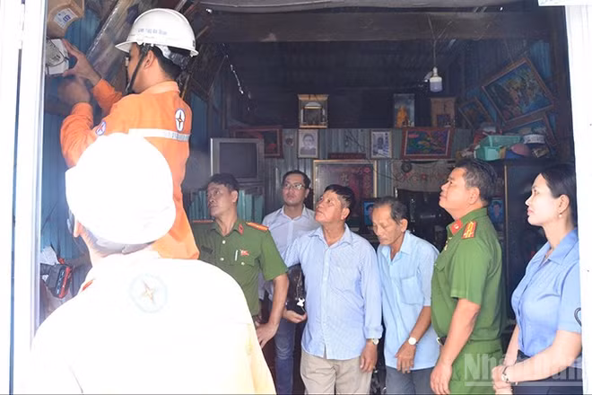 Các hộ dân được Điện lực Hồng Ngự hỗ trợ lắp đặt tại nhà hoàn toàn miễn phí. 
