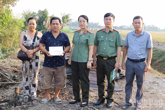 Đại tá Võ Thị Hoài Ngọc, Phó Giám đốc Công an tỉnh Đồng Tháp cùng đoàn đến thăm hỏi và trao tiền của Công an tỉnh hỗ trợ anh Huỳnh Văn Chưởng.