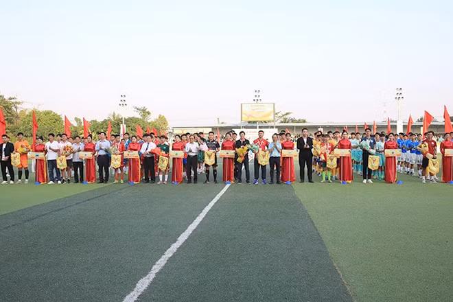Đại biểu tặng hoa, cờ lưu niệm cho các đội bóng tham gia vòng loại Tây Nam Bộ.