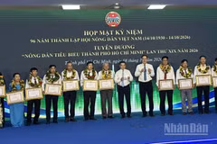 Ban tổ chức trao tặng Bằng khen của Chủ tịch Ủy ban nhân dân Thành phố Hồ Chí Minh cho các nông dân có thành tích xuất sắc, đạt danh hiệu “Nông dân tiêu biểu Thành phố Hồ Chí Minh” năm 2026 (Ảnh: HOÀNG LIÊM)