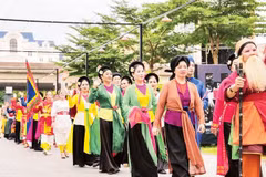 Màn diễu hành của các nghệ nhân tại Bảo tàng Hà Nội đem đến sự gần gũi cho giới trẻ khi tìm hiểu về nghệ thuật truyền thống.