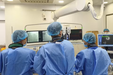 Các bác sĩ Bệnh viện đa khoa Thủ Đức can thiệp ca cấp cứu nhồi máu cơ tim. (Ảnh: Bệnh viện cung cấp)