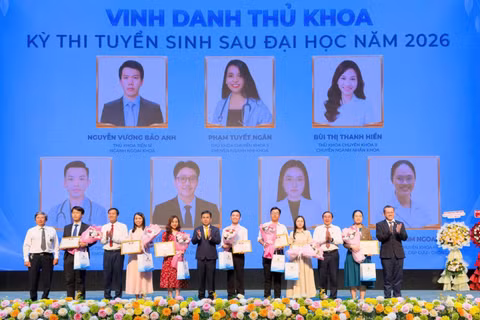 Trường đại học Y khoa Phạm Ngọc Thạch vinh danh các thủ khoa kỳ tuyển sinh sau đại học. (Ảnh: CTV)