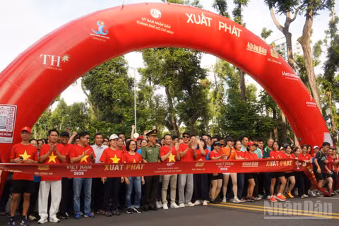 Các khối tham gia đi bộ tại điểm cầu Thành phố Hồ Chí Minh trước giờ xuất phát. (Ảnh: THÀNH LÊ)