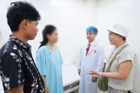 Nữ bệnh nhân (áo xanh) đã ổn định sau can thiệp phẫu thuật. (Ảnh: Bệnh viện cung cấp)