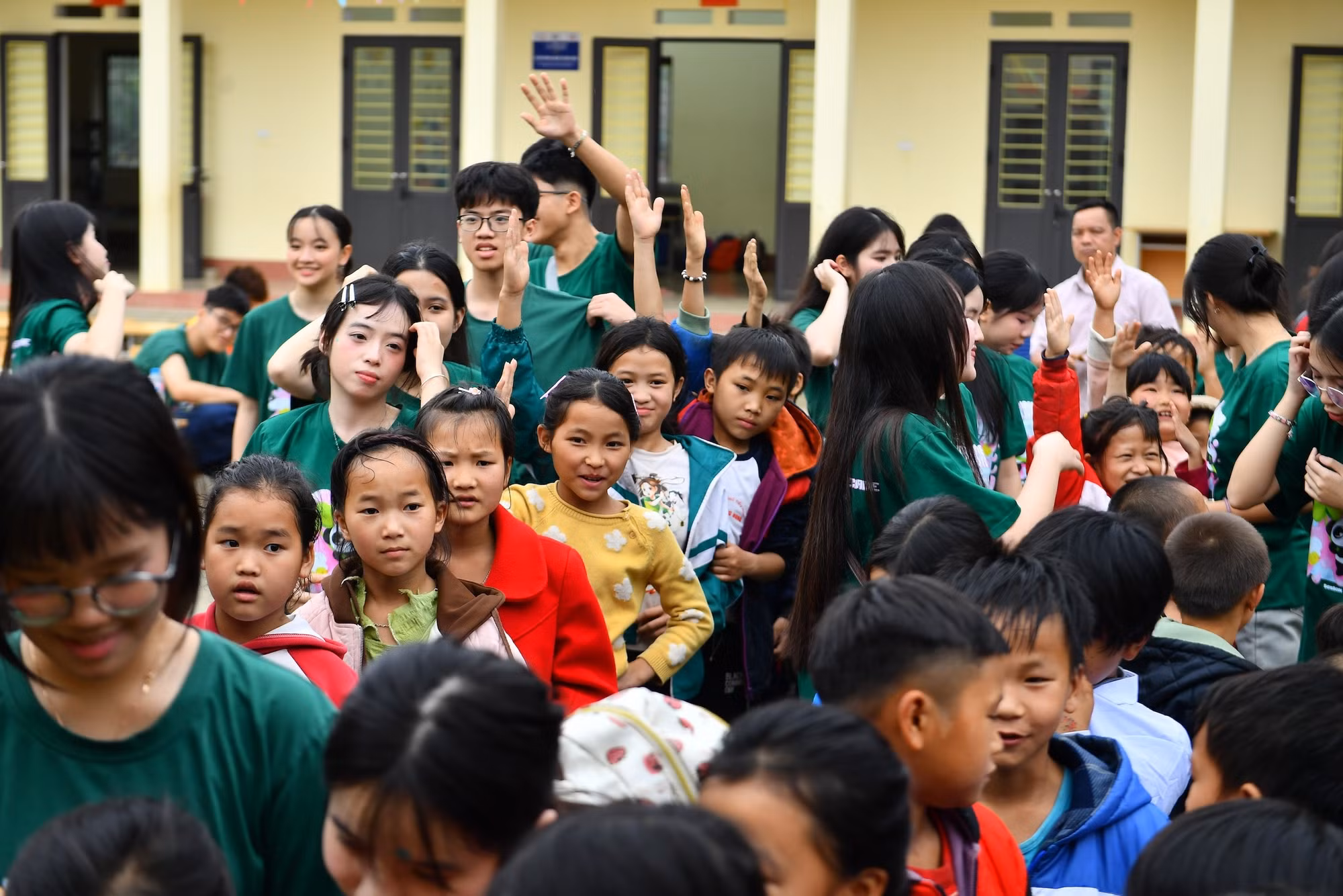 Les jeunes volontaires ont également animé de nombreuses activités interactives, créant une atmosphère joyeuse pour les enfants.