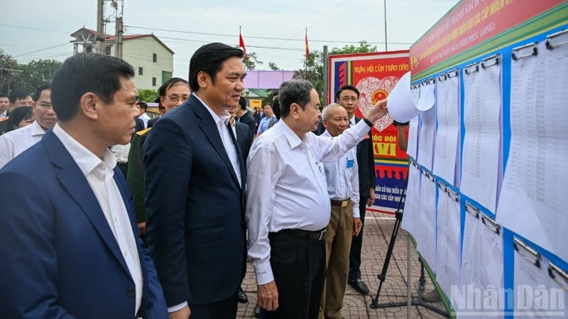 Chủ tịch Quốc hội, Chủ tịch Hội đồng Bầu cử Quốc gia Trần Thanh Mẫn kiểm tra công tác bầu cử tại khu vực bỏ phiếu xóm Phúc Long, xã Hưng Nguyên, tỉnh Nghệ An. (Ảnh: DUY LINH)