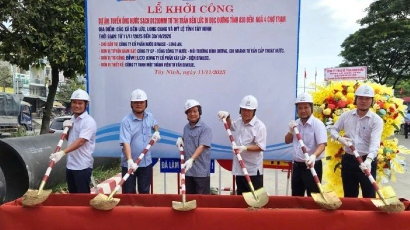 Lãnh đạo Biwase-Long An và chính quyền địa phương động thổ khởi công.