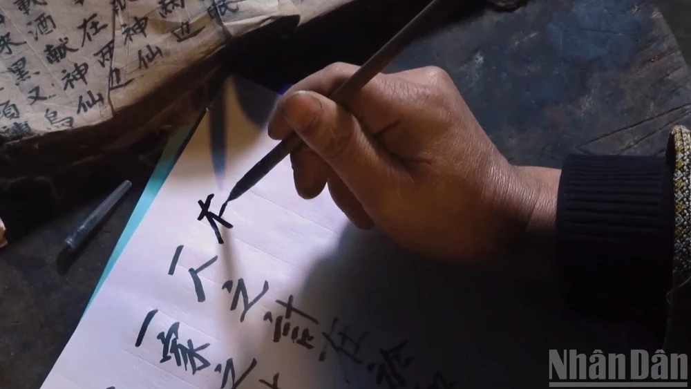 Giấy bản được dùng để ghi chép tri thức dân gian, lễ nghi và phong tục, lưu giữ những ký ức văn hóa cộng đồng.