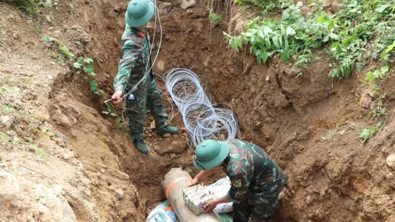 Lực lượng chức năng Bộ Chỉ huy Quân sự tỉnh Phú Thọ đặt thuốc trước khi hủy nổ an toàn.