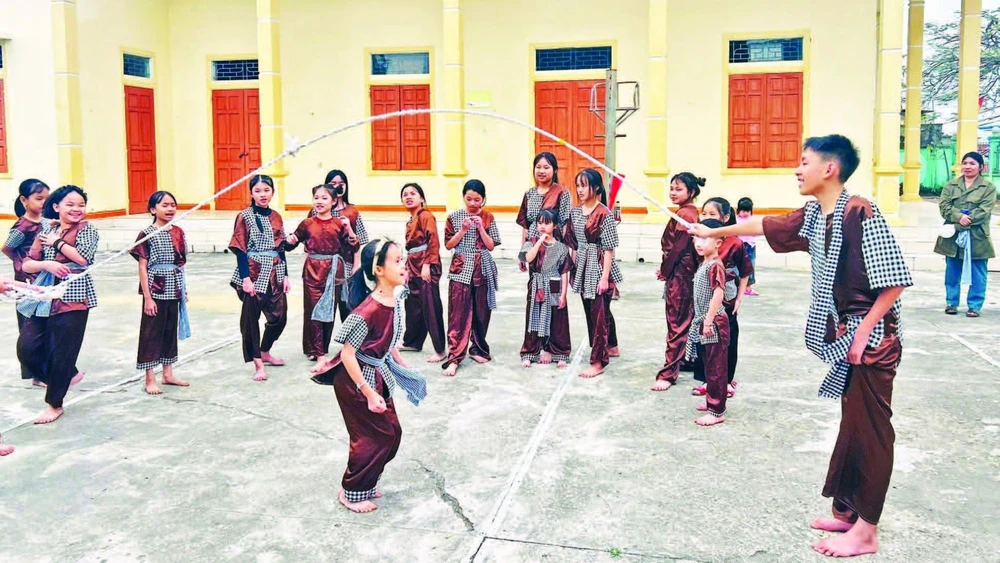 Các bạn nhỏ của lớp học “Neo hồn ví, giặm” trong một buổi sinh hoạt về nguồn, tham gia các trò chơi dân gian.