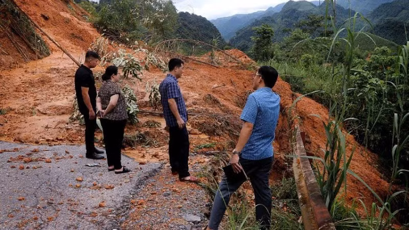 Chính quyền xã Cao Sơn đang nỗ lực khắc phục sạt lở làm đứt mạch giao thông trên địa bàn.