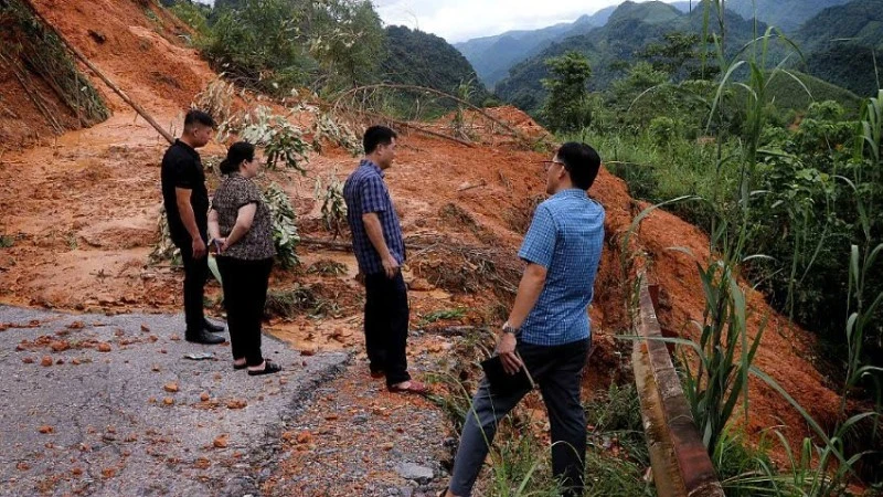 Chính quyền xã Cao Sơn đang nỗ lực khắc phục sạt lở làm đứt mạch giao thông trên địa bàn.