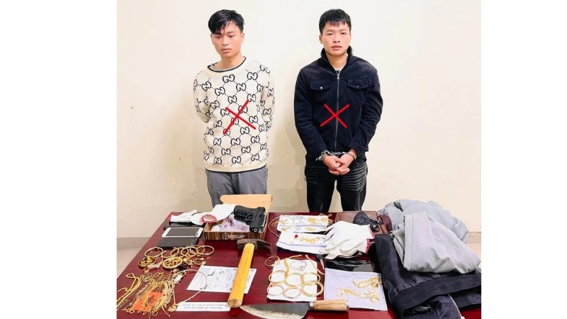 Đối tượng Nam, Bách (dấu X) và tang vật vụ án (Ảnh: Công an tỉnh Ninh Bình).