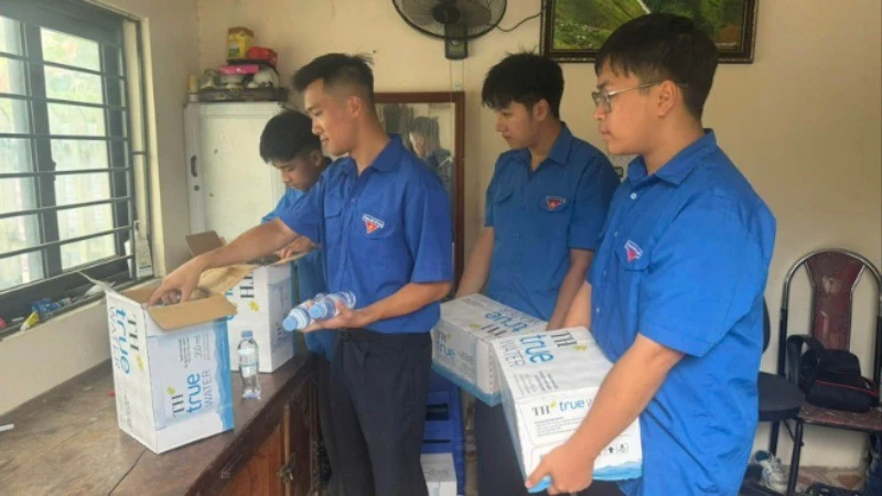 Thanh niên tình nguyện chuẩn bị nước uống cho các thí sinh tại điểm thi trường Trung học phổ thông Lê Hồng Phong, thành phố Hà Giang.