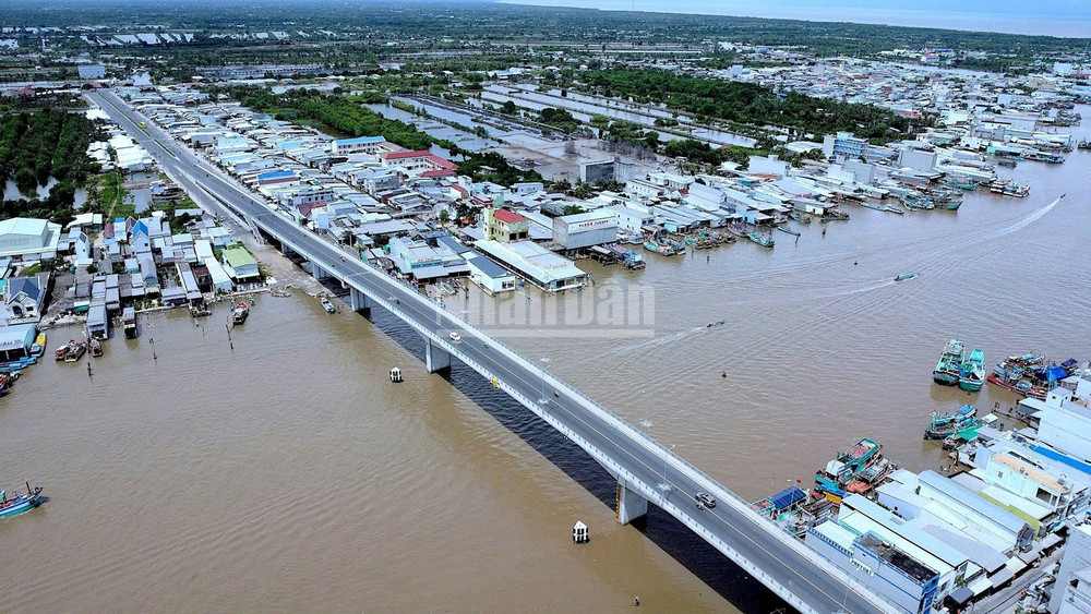 Trục tuyến đông-tây, đoạn cầu bắc qua sông Ông Đốc tại miền biển thị trấn Sông Đốc, huyện Trần Văn Thời, tỉnh Cà Mau.